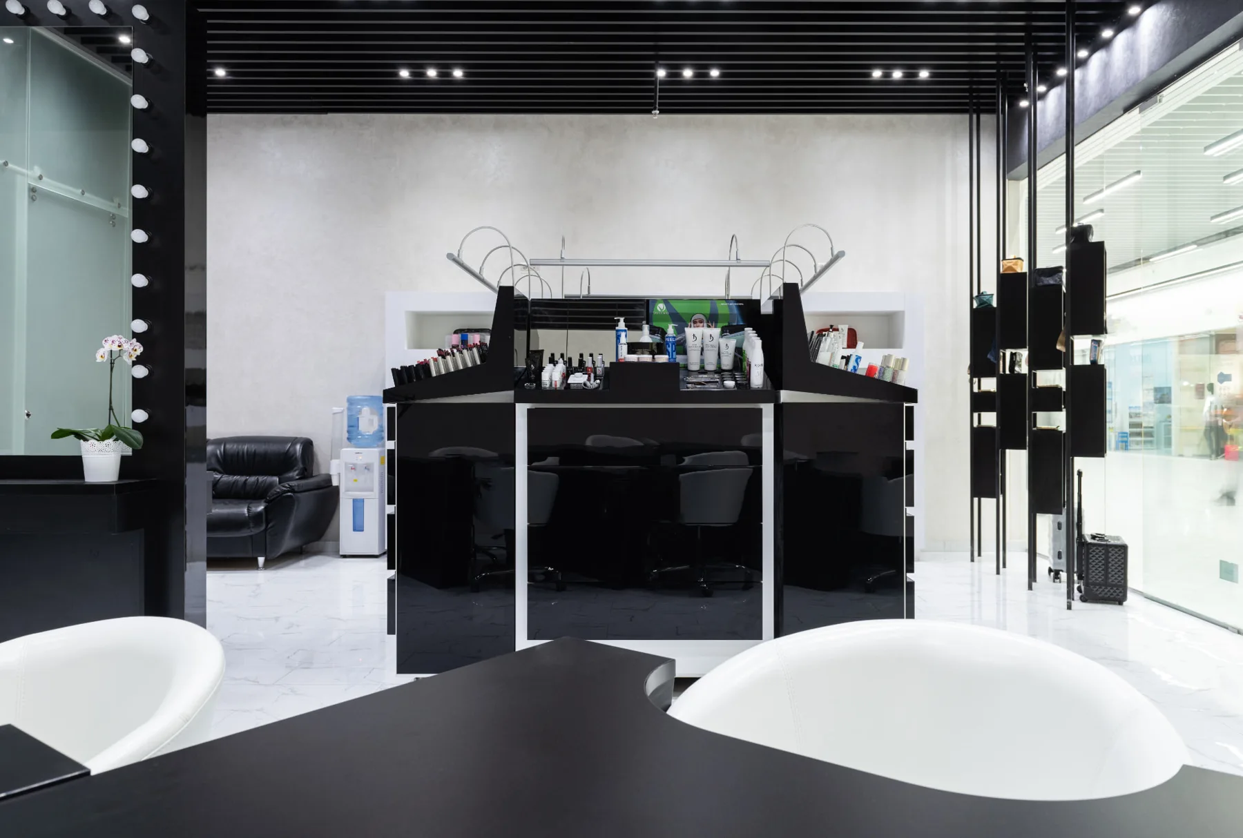 Modernes Studio-Interieur mit klaren Linien und großzügigen Behandlungsplätzen